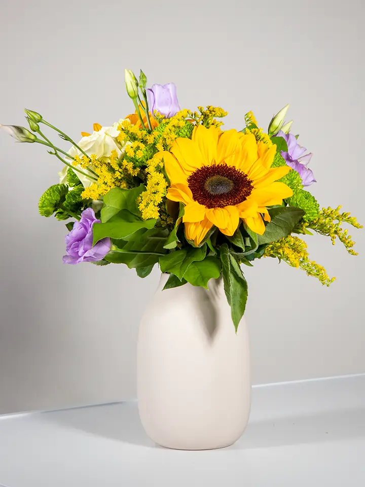 Bouquet di girasoli santini e lisianthus in vaso